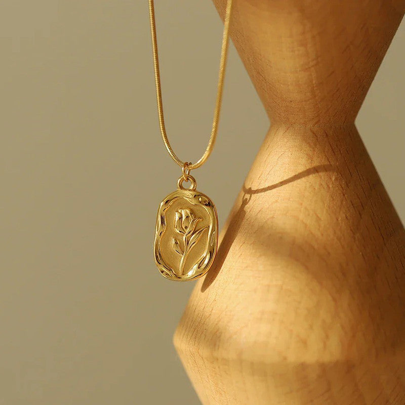 Finish Minimal Gold Chain Necklace with Floral Pendant