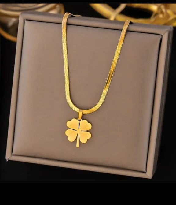 Gold Four-Leaf Clover Pendant Necklace ā Lucky Charm Design