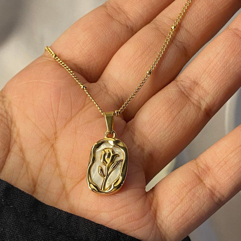 The "Amélie" Vintage Tulip Pendant Necklace – 18K Gold Plated & Anti-Tarnish