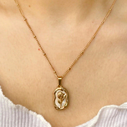 The "Amélie" Vintage Tulip Pendant Necklace – 18K Gold Plated & Anti-Tarnish