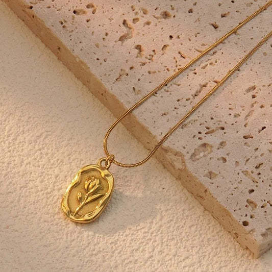 Finish Minimal Gold Chain Necklace with Floral Pendant