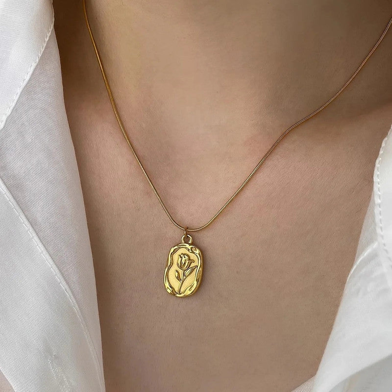 Finish Minimal Gold Chain Necklace with Floral Pendant