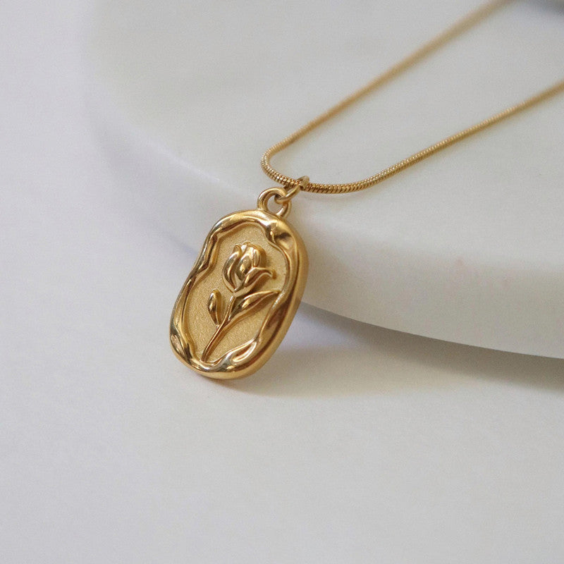 Finish Minimal Gold Chain Necklace with Floral Pendant