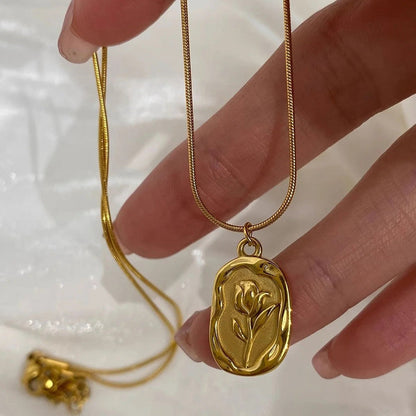 Finish Minimal Gold Chain Necklace with Floral Pendant