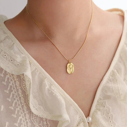 Finish Minimal Gold Chain Necklace with Floral Pendant
